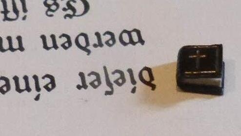 Das "kleinste Buch der Welt", welches das "Vaterunser" beinhaltet, darf in der Raritäten-Bibliothek nicht fehlen.