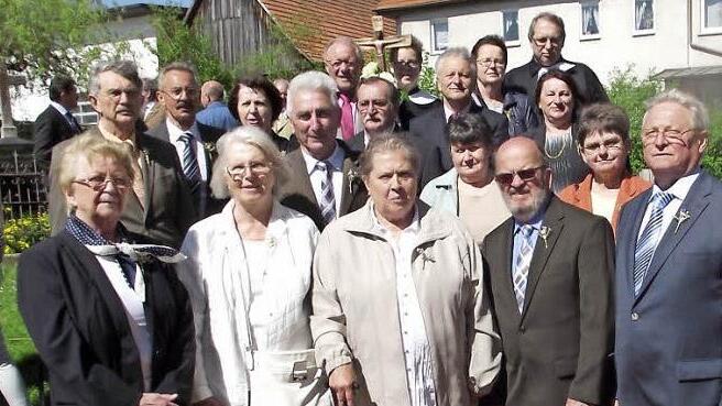 Diamantene Konfirmation (60 Jahre) feierten die Jahrgänge (1955): Annemarie Marx, Ursula Scholz, Wolfgang Fischer, Erich Häublein und Hilmar Müller sowie der Jahrgang (1956) mit Hedi Roth. Mit im Bild die Goldenen Konfirmanden (50 Jahre) des Jahrgangs (1966): Elfriede Fischer, Adelheid Plitzner, Ute Rehbein, Irene Rosenbauer, Helga Weber, Oskar Drechsler, Hans Heumann, Gerhard Pohl, Günther Sauerwein und Hubert Zipfel