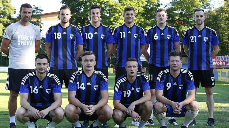 Heute sollte für die SpVgg Jahn wieder der Ernst des Fußballer-Lebens beginnen, doch Forchheim sagt das Heimspiel gegen Don Bosco Bamberg in der ersten Runde des BFV-Pokals trotz zahlreicher Neuzugänge wegen Spielermangels ab. Grund ist die Sperrfrist 1. Juli. Das Bild zeigt die Neuen, hinten v. li.: Trainer Christian Springer, Patrick Hagen, Torhüter Patrick Oeser, Torhüter Tino Stahl, André Jerundow und Philipp Nagengast sowie, vorne v. li.: Firat Güngör, Artan Selmani, Jens Wartenfelser un...