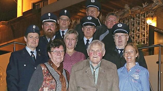 Jubilar Friedrich B&ouml;hmer (vorne, Mitte) mit Ehefrau Franziska (links), der 3. B&uuml;rgermeisterin Sabine Scheer (rechts), Ortssprecher Wolfgang Herold sowie den Abordnungen der Ortsvereine Foto: Gerd Klemenz