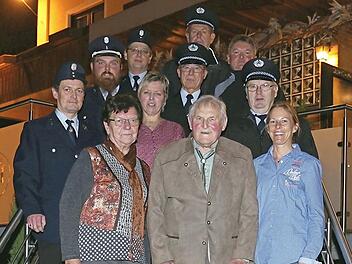 Jubilar Friedrich Böhmer (vorne, Mitte) mit Ehefrau Franziska (links), der 3. Bürgermeisterin Sabine Scheer (rechts), Ortssprecher Wolfgang Herold sowie den Abordnungen der Ortsvereine Foto: Gerd Klemenz