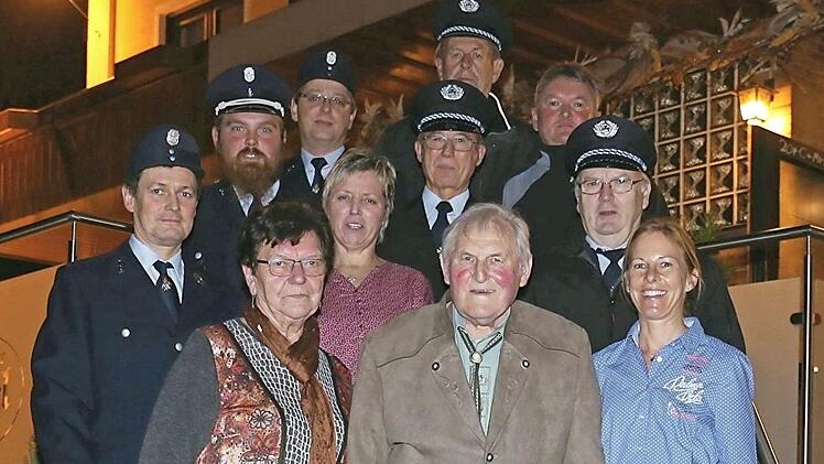 Jubilar Friedrich Böhmer (vorne, Mitte) mit Ehefrau Franziska (links), der 3. Bürgermeisterin Sabine Scheer (rechts), Ortssprecher Wolfgang Herold sowie den Abordnungen der Ortsvereine Foto: Gerd Klemenz