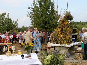 Die Kräuterpyramide war vor der Marienstatue aufgebaut; Pfarrer Thadeusz Kaczmarek segnete die 300 Würzbüschel.  Foto: Günther Geiling