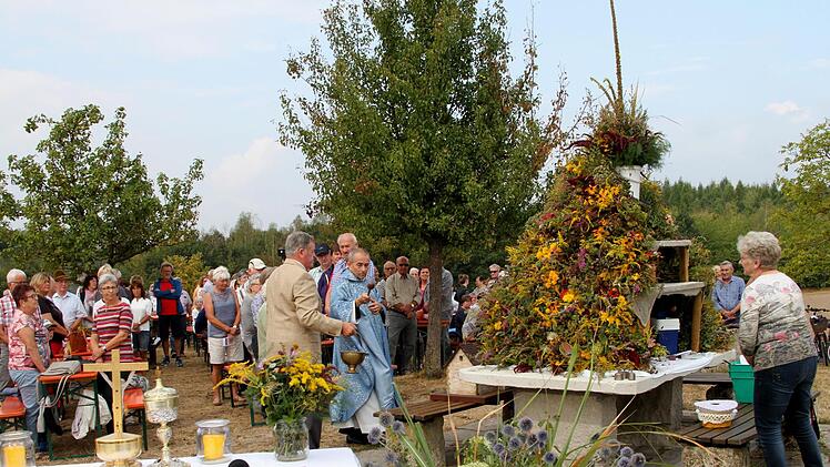 Die Kräuterpyramide war vor der Marienstatue aufgebaut; Pfarrer Thadeusz Kaczmarek segnete die 300 Würzbüschel.  Foto: Günther Geiling