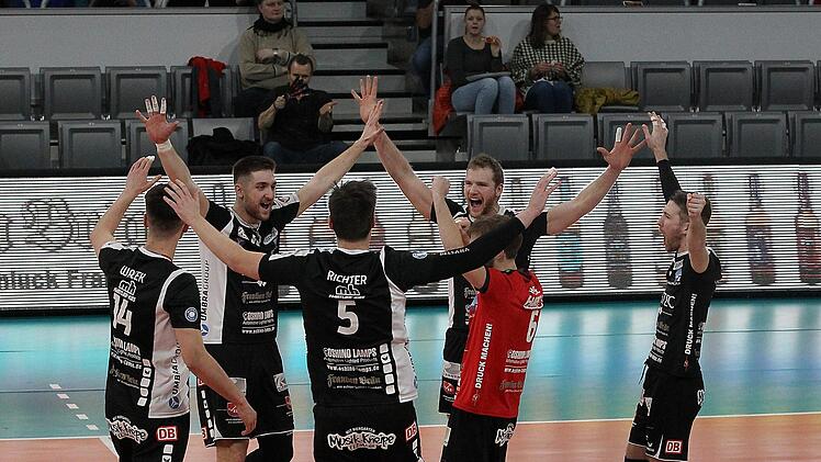 Jubeltraube auf dem Feld: Die Heitec Volleys feiern einen Punktgewinn.