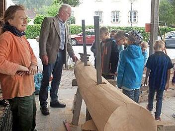Interessiert waren die Kinder der dritten Klasse an der Arbeit der Künstlerin Angela Hiß (links) ebenso wie Zweiter Bürgermeister Bruno Beierlorzer (Zweiter von links). Foto: Susanne Deuerling