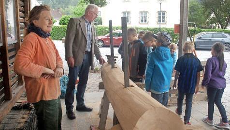 Interessiert waren die Kinder der dritten Klasse an der Arbeit der Künstlerin Angela Hiß (links) ebenso wie Zweiter Bürgermeister Bruno Beierlorzer (Zweiter von links). Foto: Susanne Deuerling