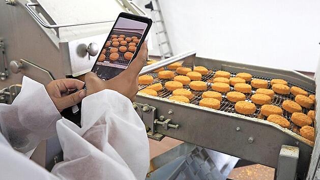 16&nbsp;000 vorgebackene Camembert stellen die Milchwerke Oberfranken West jede Stunde her. Die Nachfrage nach Convenience-Produkten steigt, erfuhren die Wirtschaftsjunioren aus Coburg und angrenzenden Kammerbezirken bei ihrem Besuch.