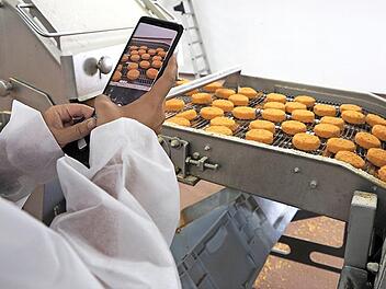 16&nbsp;000 vorgebackene Camembert stellen die Milchwerke Oberfranken West jede Stunde her. Die Nachfrage nach Convenience-Produkten steigt, erfuhren die Wirtschaftsjunioren aus Coburg und angrenzenden Kammerbezirken bei ihrem Besuch.