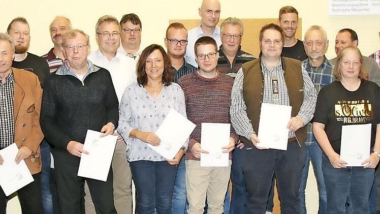 Für 20 Jahre, 30, 40, 50 und 60 Jahren aktiven Tischtennissport wurden zahlreiche Mitglieder durch den Bezirksvorsitzenden des Tischtennisbundes, Hubert Müller ( 2 von rechts) geehrt.