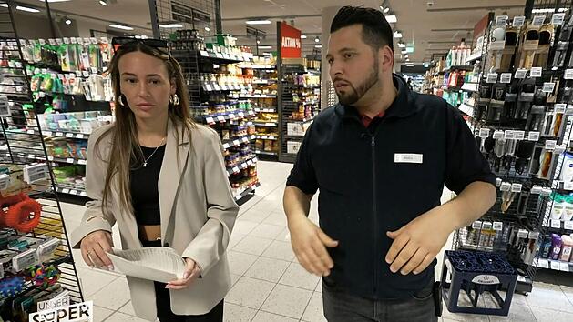 Marktleiter Metin zeigt Praktikantin Alessia Herren ihren neuen Arbeitsbereich.