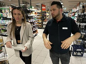 Marktleiter Metin zeigt Praktikantin Alessia Herren ihren neuen Arbeitsbereich.