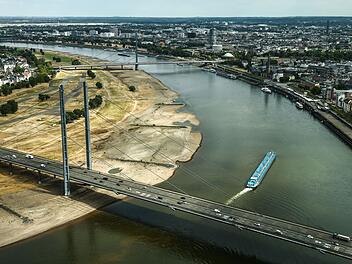 Niedrigwasser am Rhein in D&uuml;sseldorf