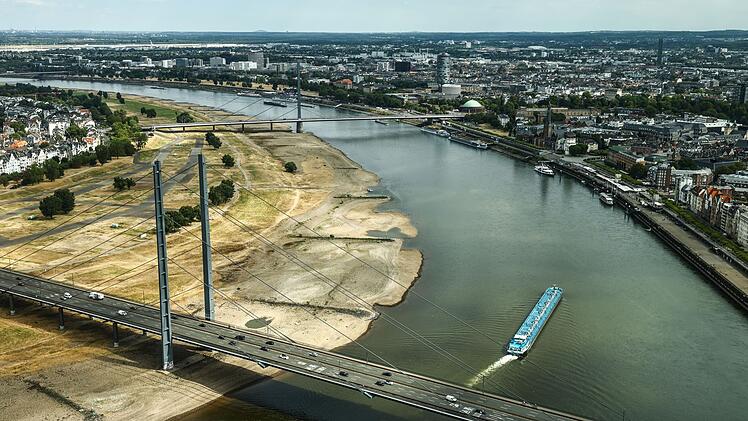 Niedrigwasser am Rhein in D&uuml;sseldorf