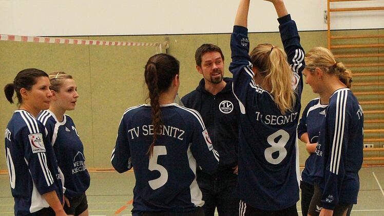 Vor der Partie gegen Eibach schwört der Coach des TV Segnitz, Uli Lauck, sein Team auf das Spiel ein, was jedoch nichts nutzte. Der TVS verlor die Partie mit 0:3 und vergab damit die Chance auf die Aufstiegsspiele in die 1. Bundesliga. Foto: Thomas
