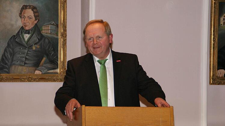 Hugo Neugebauer, der Präsident der Handwerkskammer Unterfranken, betonte die hervorragenden Karrierechancen, die das Handwerk jungen Menschen bietet. Hunderte von Betrieben stünden zur Übergabe an und suchten engagierte junge Leute, die sich selbstständig machen möchten.