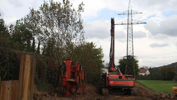 Der Damm der Kulmbacher Flutmulde ist abgegraben. Spundwände sorgen dafür, dass auch in der Bauphase die Anwohner vor Hochwasser geschützt sind. Foto: Sonja Adam