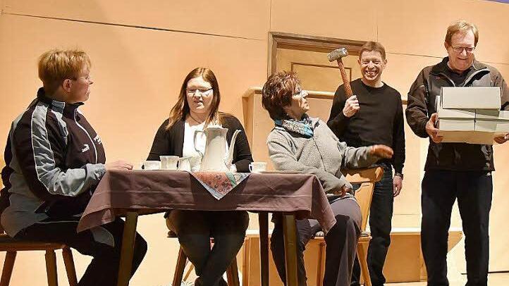 Die Theatergruppe des TSV Unterlauter probt in diesem Tagen auf der Bühne des Sportheims den Dreiakter "Alles nach Plan" (von links): Petra Friedel, Karina Scholz, Elke Fischer, Carlo Pappenfuß und Ulrich Scholz.