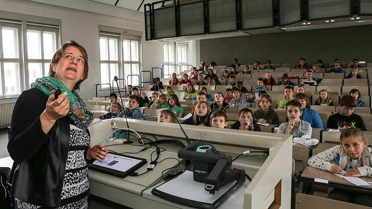 Daniela Nicklas ist Informatik-Professorin an der Uni Bamberg. Am vergangenen Samstag erforschte sie mit den Nachwuchs-Studierenden an der Kinderuni, welche Sensoren es in der Zukunftsstadt geben könnte. Foto: Barbara Herbst
