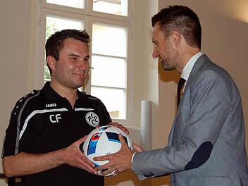 Bürgermeister Andreas Hügerich (rechts) überreichte dem Abteilungsleiter Christopher Fischer einen Fußball der EM 2016. Foto: Andreas Welz