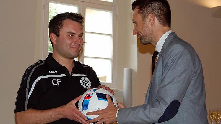 Bürgermeister Andreas Hügerich (rechts) überreichte dem Abteilungsleiter Christopher Fischer einen Fußball der EM 2016. Foto: Andreas Welz