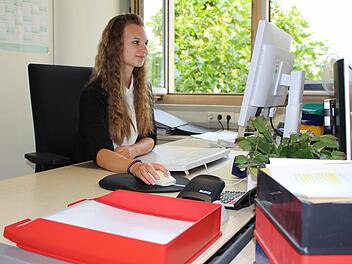 Die 15-jährige Luisa Willer aus Eltmann sitzt Probe: Als zukünftige Verwaltungsfachangestellte wird sie viel am Computer arbeiten. Fotos: Lisa Kieslinger