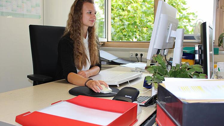 Die 15-jährige Luisa Willer aus Eltmann sitzt Probe: Als zukünftige Verwaltungsfachangestellte wird sie viel am Computer arbeiten. Fotos: Lisa Kieslinger