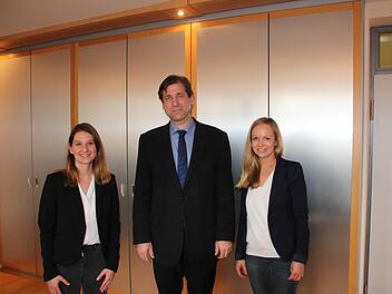 Ramona Steblein, Landrat Hermann Ulm und Franziska Hofmeister (v.l.). Foto: Jennifer Hauser