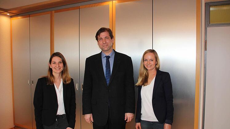 Ramona Steblein, Landrat Hermann Ulm und Franziska Hofmeister (v.l.). Foto: Jennifer Hauser