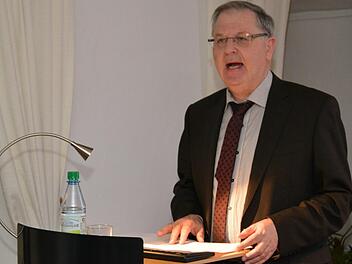 Wolfgang Weiß referierte über "Die Würzburger Bischöfe und die Reformation". Der Raum war bis auf den letzten Platz gefüllt, Foto: Björn Hein