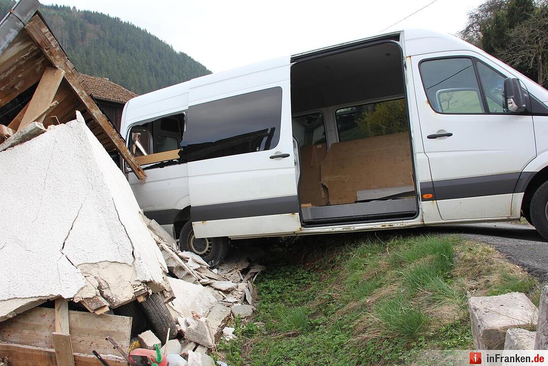 Unfall im Landkreis Kronach: Transporter rollt auf Garage