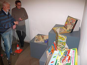 Schöne, bunte  Spielewelt: Museumsleiter Udo Leidner-Haber  ist beeindruckt von der Vielfalt der Auto- und Verkehrsspiele, die Burkhard Grempel in den vergangenen Jahrzehnten von den  Flohmärkten der Region zusammengetragen hat. Die Sonderausstellung im Museum der deutschen Spielzeugindustrie am Hindenburgplatz ist dienstags bis sonntags jeweils von 10 bis 17 Uhr zu sehen.Berthold KöhlerBerthold Köhler