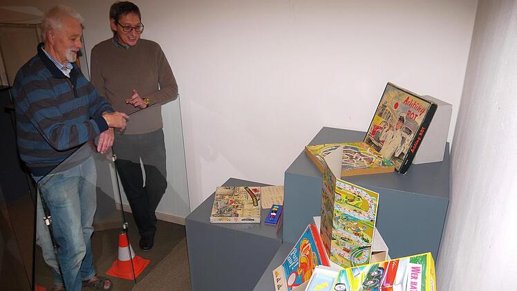 Schöne, bunte  Spielewelt: Museumsleiter Udo Leidner-Haber  ist beeindruckt von der Vielfalt der Auto- und Verkehrsspiele, die Burkhard Grempel in den vergangenen Jahrzehnten von den  Flohmärkten der Region zusammengetragen hat. Die Sonderausstellung im Museum der deutschen Spielzeugindustrie am Hindenburgplatz ist dienstags bis sonntags jeweils von 10 bis 17 Uhr zu sehen.Berthold KöhlerBerthold Köhler
