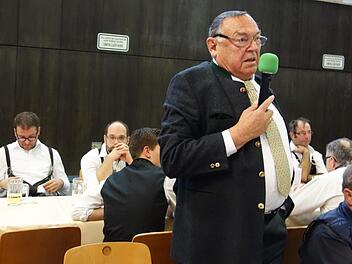 Günter Martin greift zum Mikrofon und regt sich über die drohende Straßenausbaubeitragssatzung auf. Foto: Doris Weidner