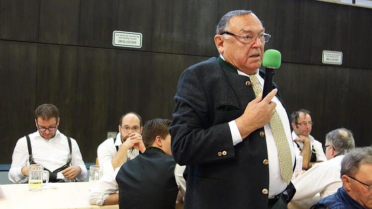 Günter Martin greift zum Mikrofon und regt sich über die drohende Straßenausbaubeitragssatzung auf. Foto: Doris Weidner