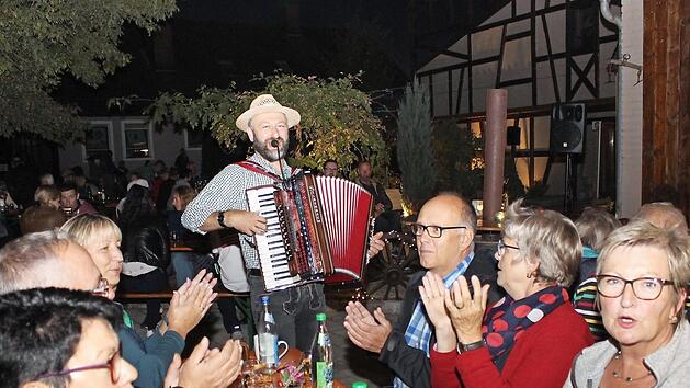 Musikant Christian animierte das Publikum zum Mitklatschen und Mitsingen. Foto: Evi Seeger