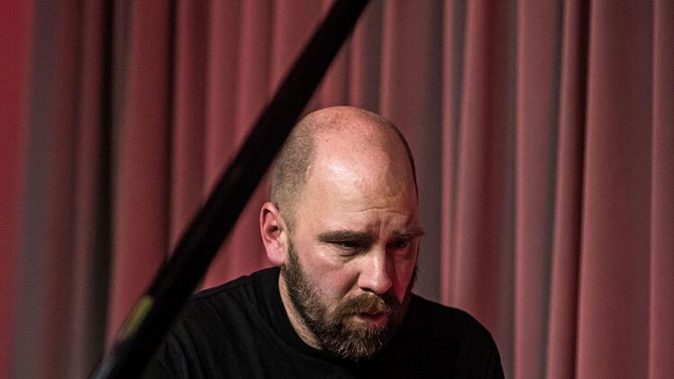 Bemerkenswert vielseitig: Sebastian Studnitzky beeindruckte als Trompeter, Pianist und Klangtüftler bei Leise am Markt in Coburg.Foto: Jochen Berger