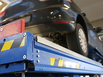 Arbeitsunfall in Autowerkstatt bei Ansbach - Auffahren auf Hebebühne misslingt