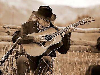 Der Hut, die Stimme, die Songs: Neil Young ist ein in jeder Hinsicht eigenwilliger Künstler.