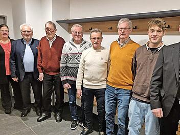 Stefanie Stahl (Vorstand, links) und Reiner Wehner (Vorstand, ganz rechts) begl&uuml;ckw&uuml;nschen Armin Faber (Ehrung 50 Jahre und Ehrenmitglied), Heinz Wehner (Ehrung 70 Jahre), Werner Schultheis (Ehrung 60 Jahre), Walter Voll (Ehrung 60 Jahre), Helmut ...