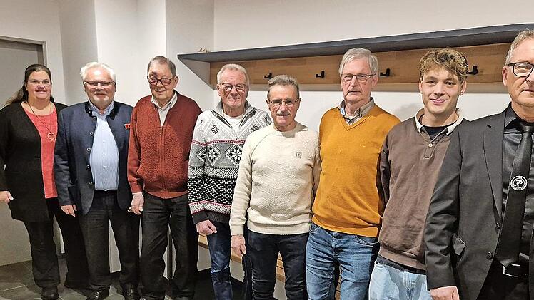 Stefanie Stahl (Vorstand, links) und Reiner Wehner (Vorstand, ganz rechts) begl&uuml;ckw&uuml;nschen Armin Faber (Ehrung 50 Jahre und Ehrenmitglied), Heinz Wehner (Ehrung 70 Jahre), Werner Schultheis (Ehrung 60 Jahre), Walter Voll (Ehrung 60 Jahre), Helmut ...