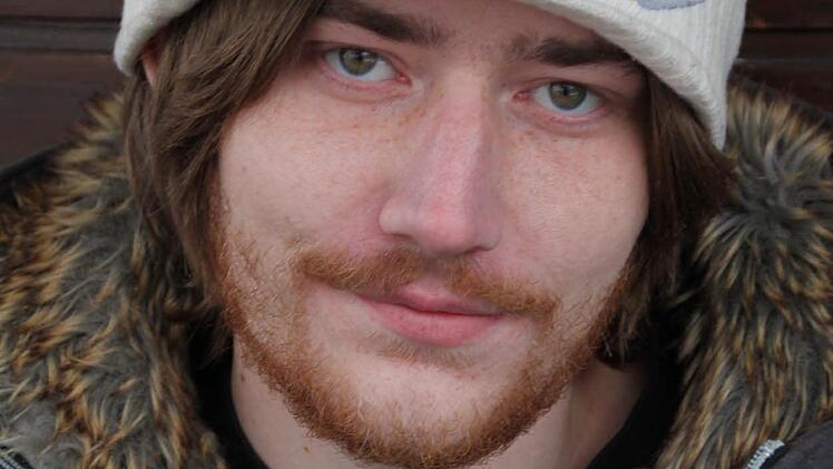 Dominik Kuhn macht sich über die aktuellen Fahrzeiten im Internet schlau.