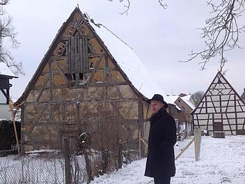 Claus Schwarzmann freut sich, dass die "älteste Scheune" in Eggolsheim restauriert werden soll.