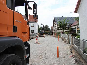 Nachdem ein großer Teil der Tiefbauarbeiten an der Ortsdurchfahrt in Schwarzach abgeschlossen ist, geht es nun an den Straßenbau. Dafür ist der Landkreis zuständig, weil es sich um eine Kreisstraße handelt. Fotos: Jürgen Gärtner Baustelle Schmeilsdorf