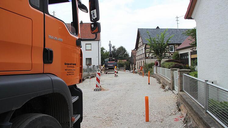 Nachdem ein großer Teil der Tiefbauarbeiten an der Ortsdurchfahrt in Schwarzach abgeschlossen ist, geht es nun an den Straßenbau. Dafür ist der Landkreis zuständig, weil es sich um eine Kreisstraße handelt. Fotos: Jürgen Gärtner Baustelle Schmeilsdorf