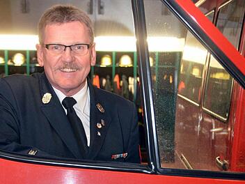 Gerhard Hering ist vielen Theaterbesuchern als "Theaterwache" bekannt, natürlich rückt er auch im Schutzanzug mit zu Einsätzen aus und das seit 40 Jahren. Fotos: Peter Rauch