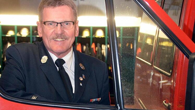 Gerhard Hering ist vielen Theaterbesuchern als "Theaterwache" bekannt, natürlich rückt er auch im Schutzanzug mit zu Einsätzen aus und das seit 40 Jahren. Fotos: Peter Rauch