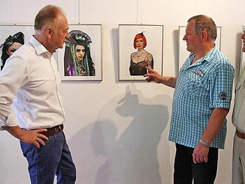 Der Amateurfotograf Lothar Nöth (Mitte) zeigt im Deutschordensschloss preisgekrönte Fotos. Bürgermeister Helmut Blank (links) zeigte sich sehr angetan. Horst Kreutz (rechts) würdigte die fotografischen Leistungen seines Clubkameraden. Foto: Dieter Britz