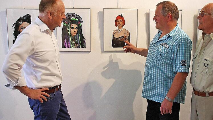 Der Amateurfotograf Lothar Nöth (Mitte) zeigt im Deutschordensschloss preisgekrönte Fotos. Bürgermeister Helmut Blank (links) zeigte sich sehr angetan. Horst Kreutz (rechts) würdigte die fotografischen Leistungen seines Clubkameraden. Foto: Dieter Britz