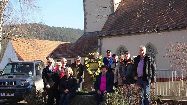 Der Rauchclubbrunnen am Steinacher Rathaus mit (von links): Lorette Weiß, Irene Gundalach, Alois Gundalach, Richard Freibott, Ehrenvorsitzender Rudi Schultheis, Albert Koch, Wilma Schuck, Norbert Müller, Rita Schultheis und Hanjo Weiß, (vorne sitzend von links) Ulrike Dempsey und Else Müller.  Foto: Rauchclub